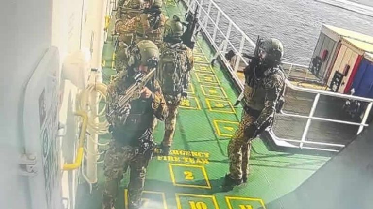 Alıkoyulan Türk gemisi İtalyan özel kuvvetlerin operasyonuyla kurtarıldı