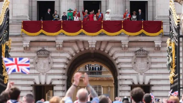 Kralı Charles’a 200 atlı, 70 uçaklı doğum günü kutlaması