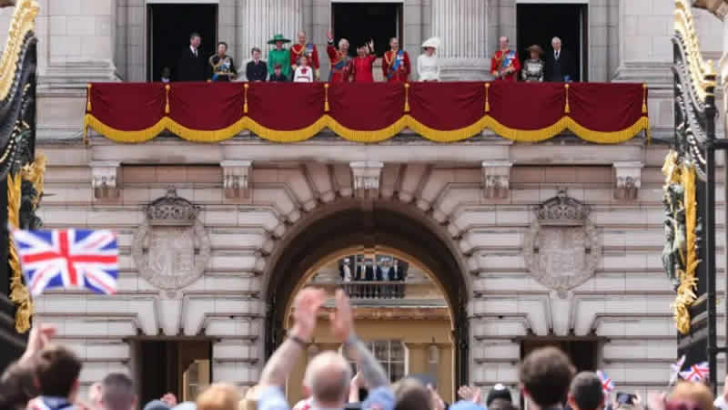 Kralı Charles’a 200 atlı, 70 uçaklı doğum günü kutlaması