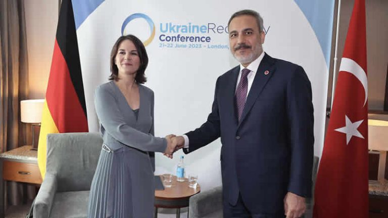 Hakan Fidan’dan İngiltere’de temaslar