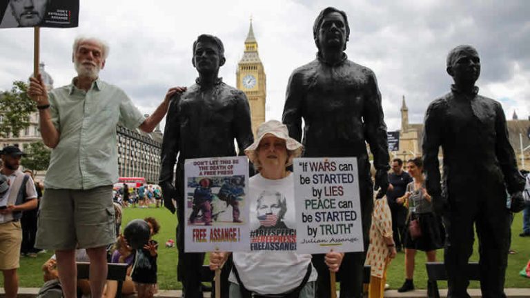 İngiltere Parlamentosu’nun önüne Assange, Manning ve Snowden heykeli dikildi
