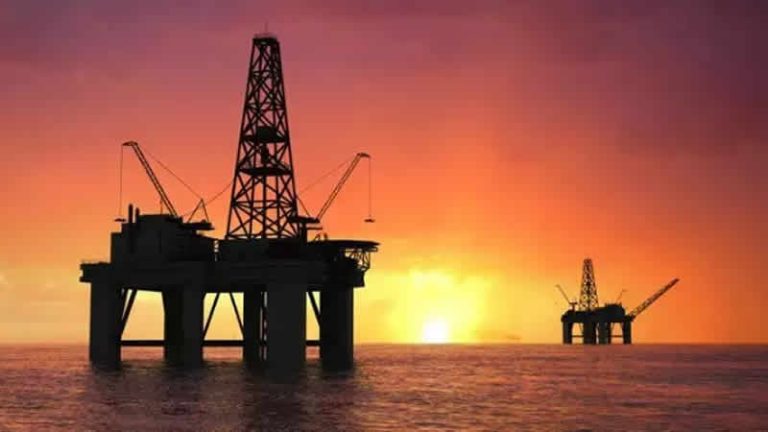 İngiltere, petrol ve doğal gaz sektöründe kârı vergilendirmeye devam edecek