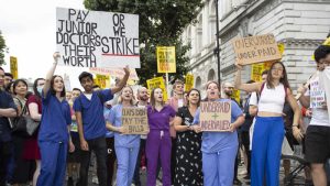 İngiltere’de doktorlardan tarihi grev hazırlığı