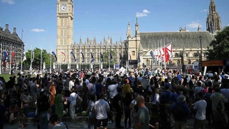 İngiltere’de hekimler maaş ve çalışma şartlarını protesto etti