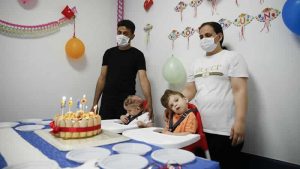 İngiltere’de operasyonla ayrılan siyam ikizleri 5’inci yaş günlerini kutladı