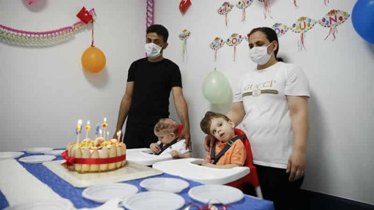 İngiltere’de operasyonla ayrılan siyam ikizleri 5’inci yaş günlerini kutladı