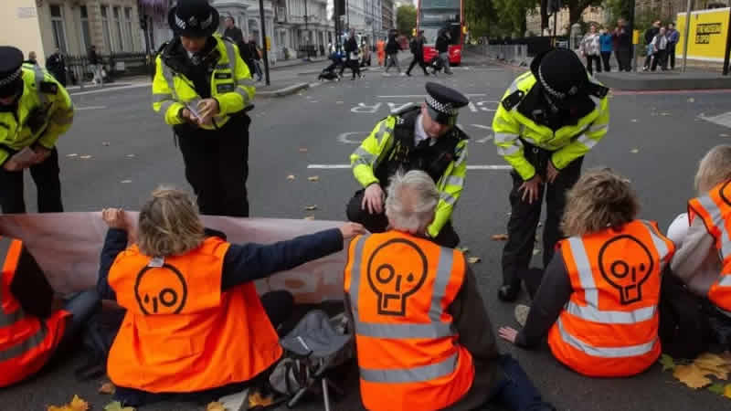 İngiltere’de polise protestocuları engellemek için daha geniş yetki verildi