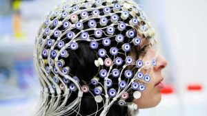 İngiltere’de şirketler çalışanlarını izlemek için beyin verilerini kullanabilir