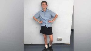 İngiltere’de şort giymesine izin verilmeyen erkek öğrenci okula etekle gitti