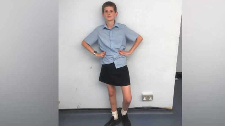 İngiltere’de şort giymesine izin verilmeyen erkek öğrenci okula etekle gitti