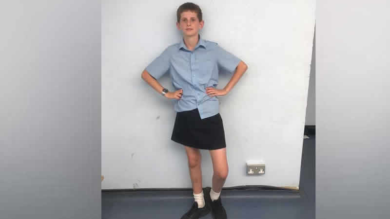 İngiltere’de şort giymesine izin verilmeyen erkek öğrenci okula etekle gitti