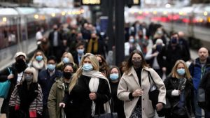 İngiltere’nin yüzde 23’ü Covid salgınının aldatmaca olduğunu düşünüyor