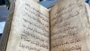 Londra’da nadir el yazması Kur’an ve tefsir sergisi