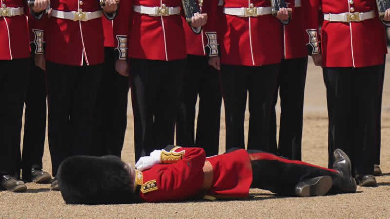 Prensin doğum günü hazırlıklarında İngiliz muhafız sıcaktan bayıldı