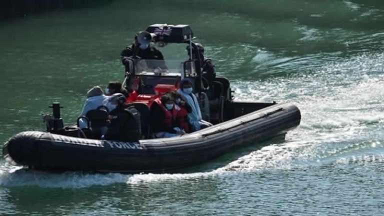 Yüzlerce Arnavut İngiltere’den ülkelerine döndü