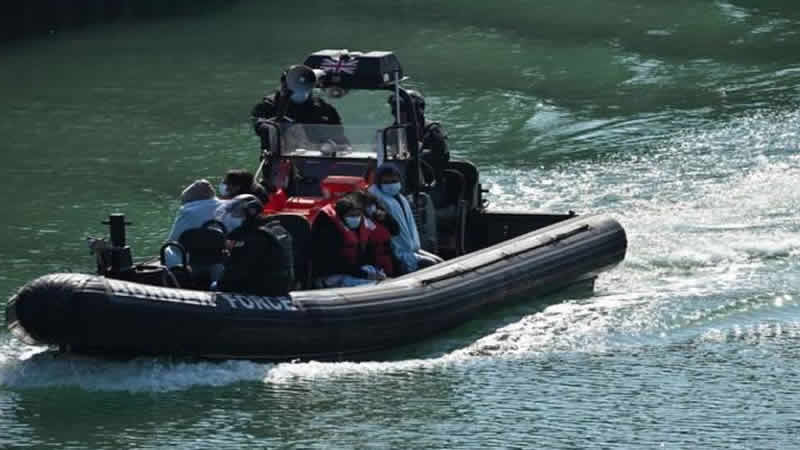  Yüzlerce Arnavut İngiltere’den ülkelerine döndü