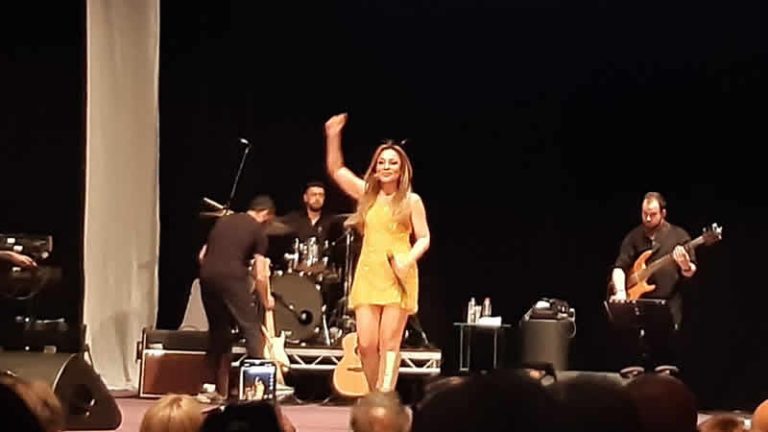 Ziynet Sali Londra’daki festivalde hayranlarının karşısına çıktı