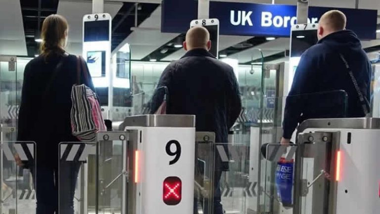 10 ve 11 yaşındaki çocuklar da artık ‘e-gate’ kullanabilecek