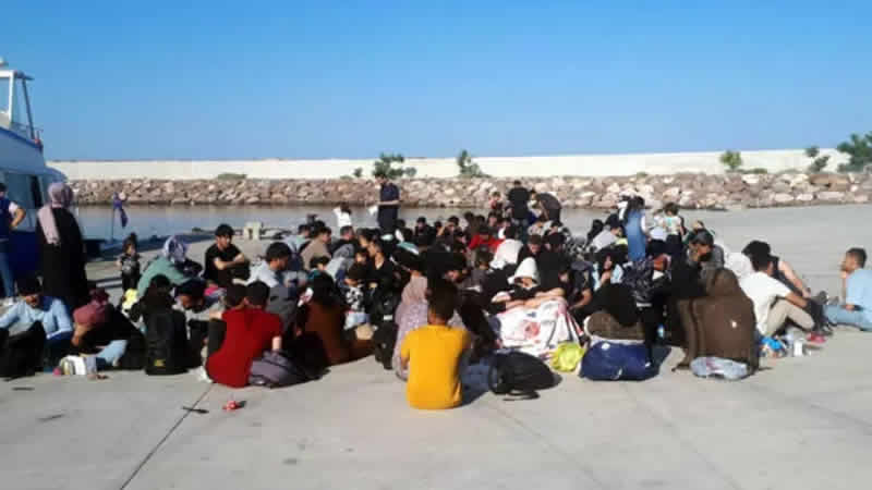 Ayvacık’ta İngiltere bayraklı teknede 144 kaçak göçmen yakalandı