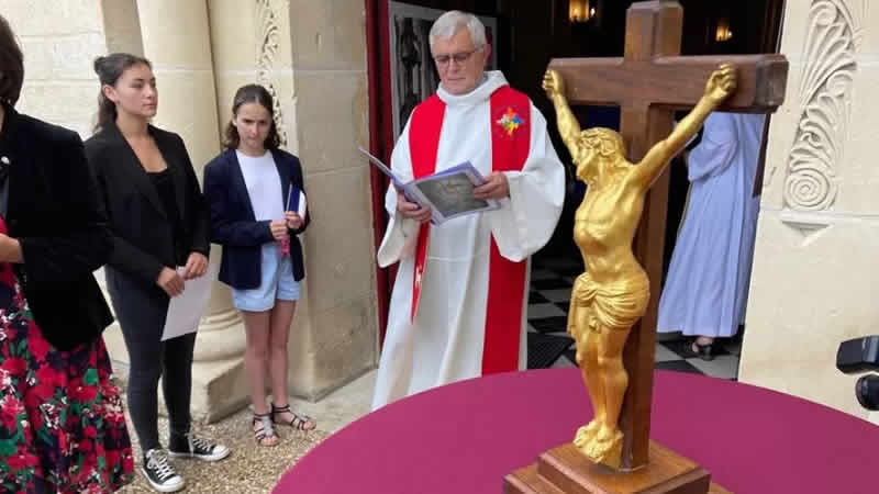 107 yıl sonra İngiltere’den Fransa’ya iade edilen haç