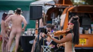 ‘Çıplak Glastonbury’ olarak bilinen ‘Nudefest’ yerli halkı kaçırdı