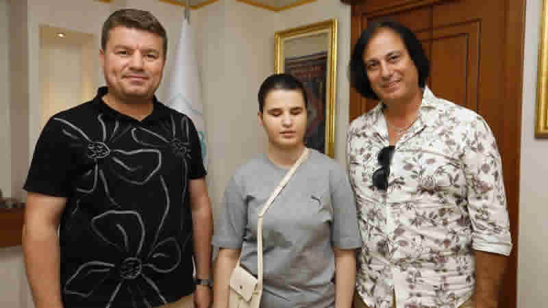 Görme engelli genç Londra’daki ses yarışmasında birinci oldu