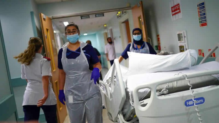 İngiltere’de 7.5 milyona yakın hasta sıra bekliyor