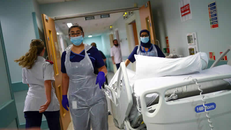 İngiltere’de 7.5 milyona yakın hasta sıra bekliyor