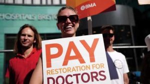 İngiltere’de genç doktorlar 5 günlük greve başladı