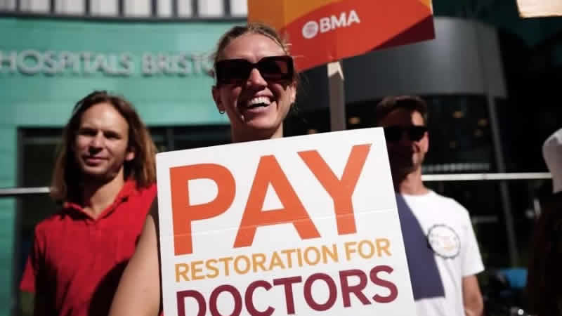 İngiltere’de genç doktorlar 5 günlük greve başladı