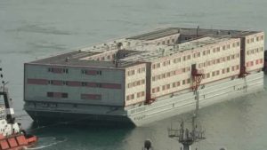 İngiltere’de mülteciler için ‘yüzer kamp’ protestoyla karşılandı