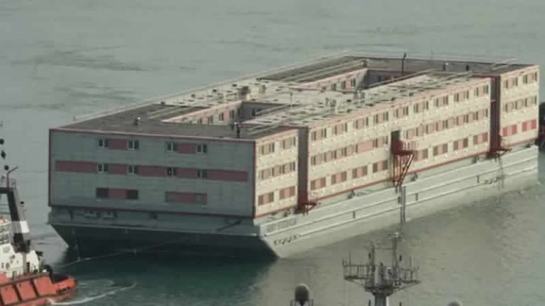 İngiltere’de mülteciler için ‘yüzer kamp’ protestoyla karşılandı