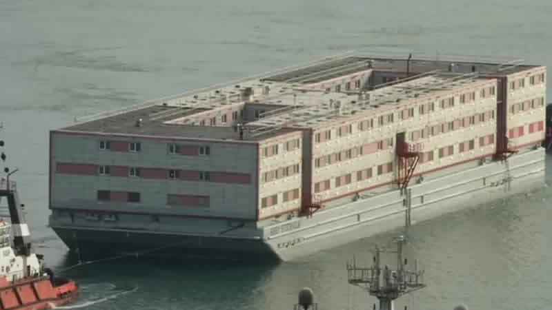 İngiltere’de mülteciler için ‘yüzer kamp’ protestoyla karşılandı