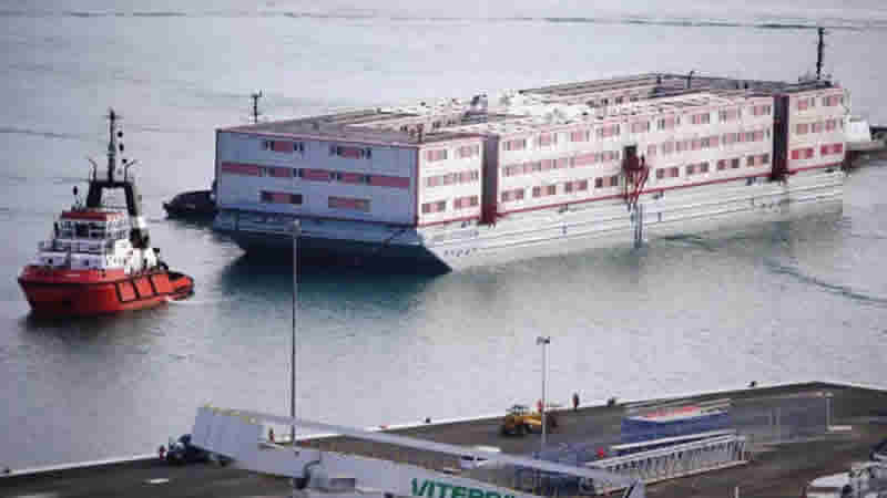 İngiltere’de mülteciler için ‘yüzen hapishane’ yapıldı