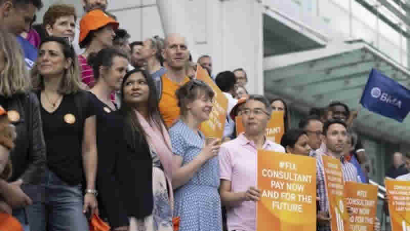 İngiltere’de uzman doktorlar 50 yıl sonra ilk kez greve gitti