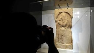 İngiltere’den İran’a iade edilen eser Tahran’da sergilendi