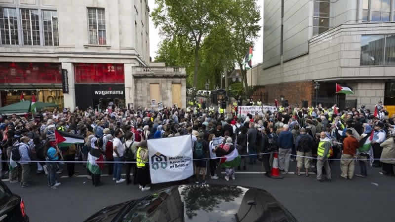 Londra’da İsrail’in Cenin’e yönelik saldırıları protesto edildi