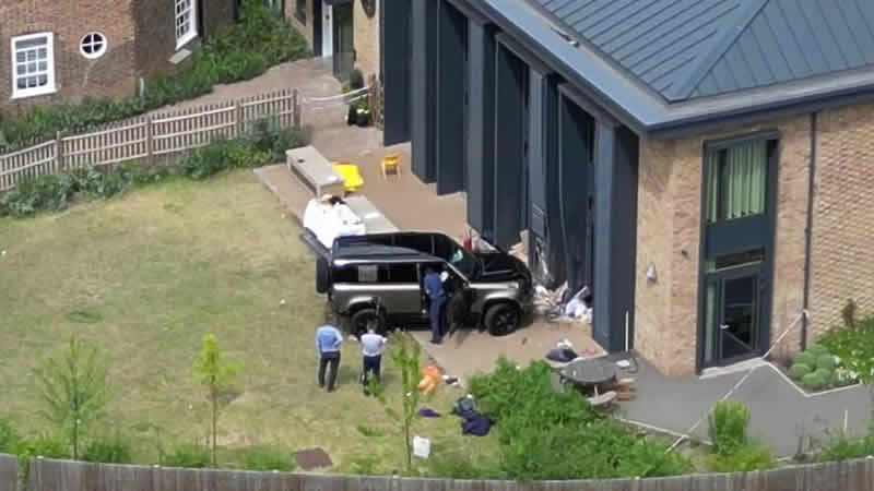 Londra’da bir araç ilkokula daldı: 1 kız çocuğu hayatını kaybetti