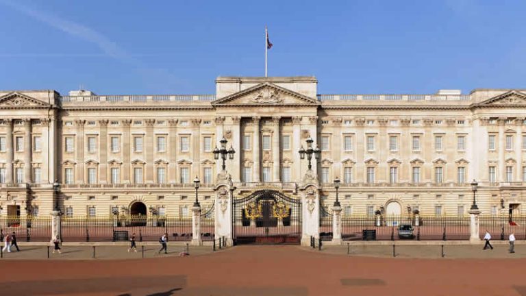 Londra’da bir kişi kendini Buckingham Sarayı’nın kapılarına kelepçeledi