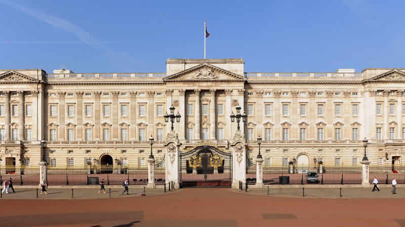 Londra’da bir kişi kendini Buckingham Sarayı’nın kapılarına kelepçeledi