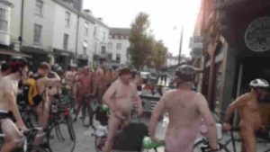 Londra’da çırılçıplak protesto