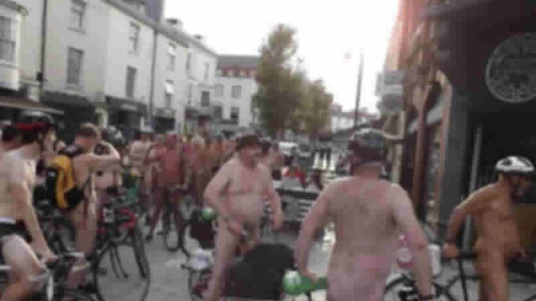 Londra’da çırılçıplak protesto