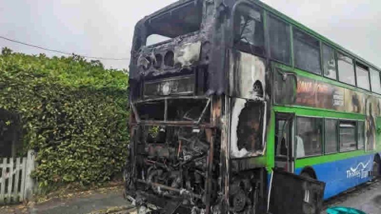 Oxfordshire’da seyir halinde yanan otobüs yürekleri ağza getirdi