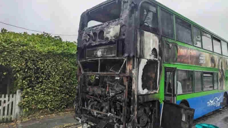 Oxfordshire’da seyir halinde yanan otobüs yürekleri ağza getirdi