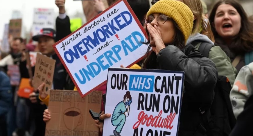 İngiltere'de genç doktorlar Ağustos'ta dört gün grev yapacak