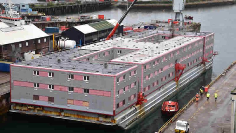 Bibby Stockholm’da kalan mülteci: “Hayvandan kötü muamele görüyoruz”