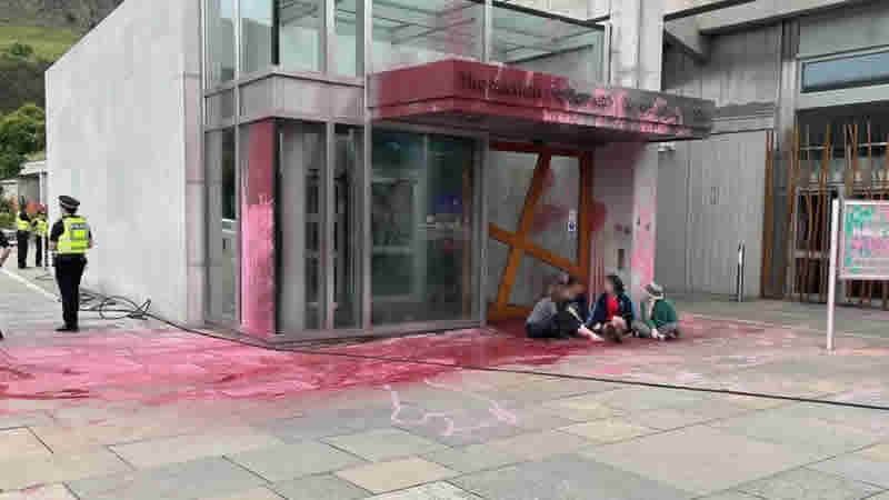 İklim protestocularından İskoç Parlamentosu’na boyalı saldırı