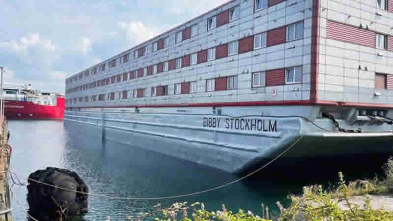 İngiliz bakan: Sığınmacıların barındırılacağı gemi ölüm tuzağı değil