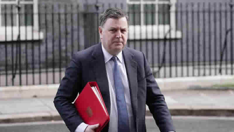 İngiltere Çalışma Bakanı’ndan 50 yaş üstüne tavsiye: “Kuryelik yapın”