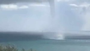 İngiltere’de meydana gelen su hortumu böyle görüntülendi